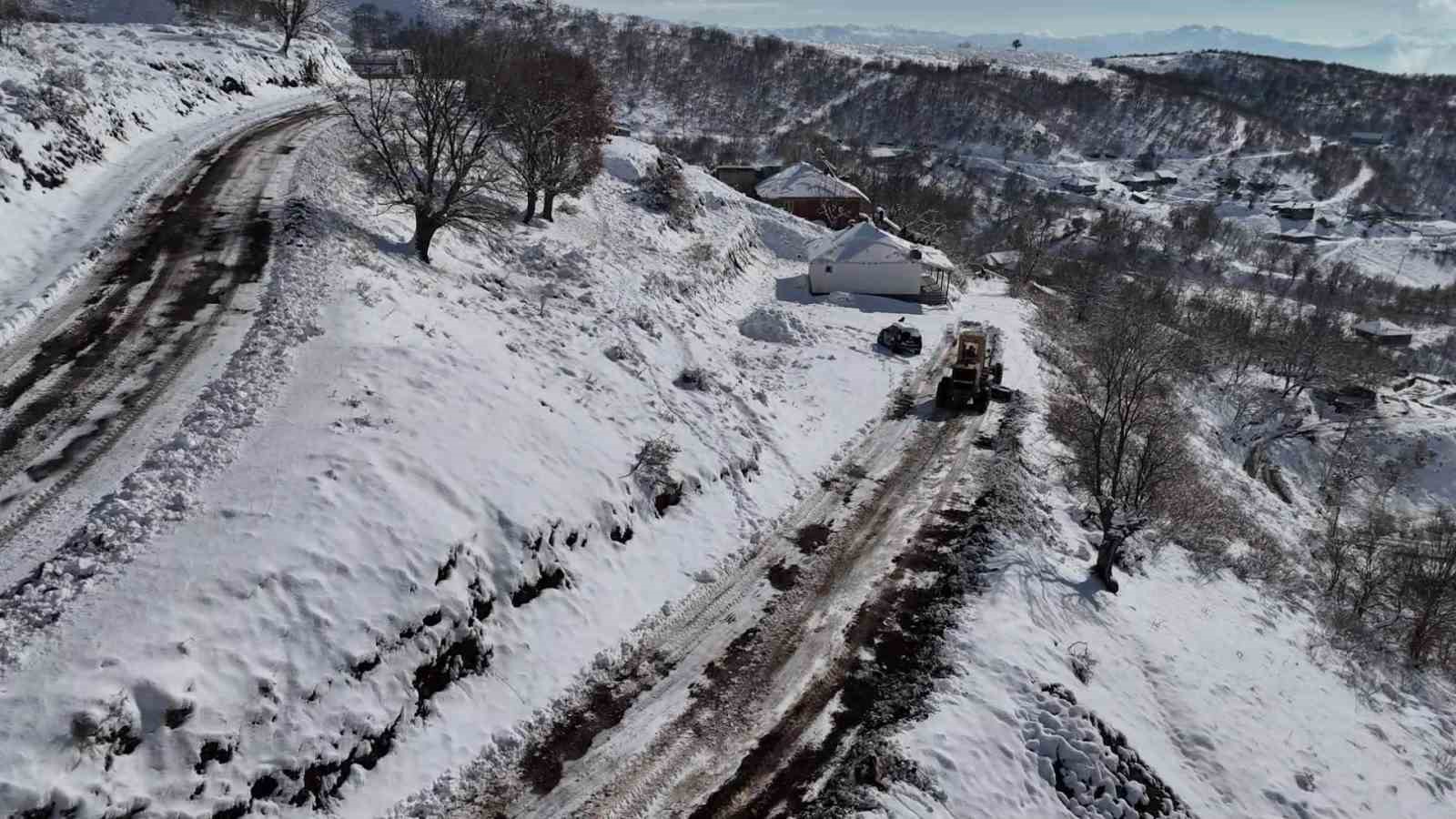 Bingöl’de kar nedeni ile kapanan 54 köy yolunun açılması için çalışmalar sürüyor
?v=1