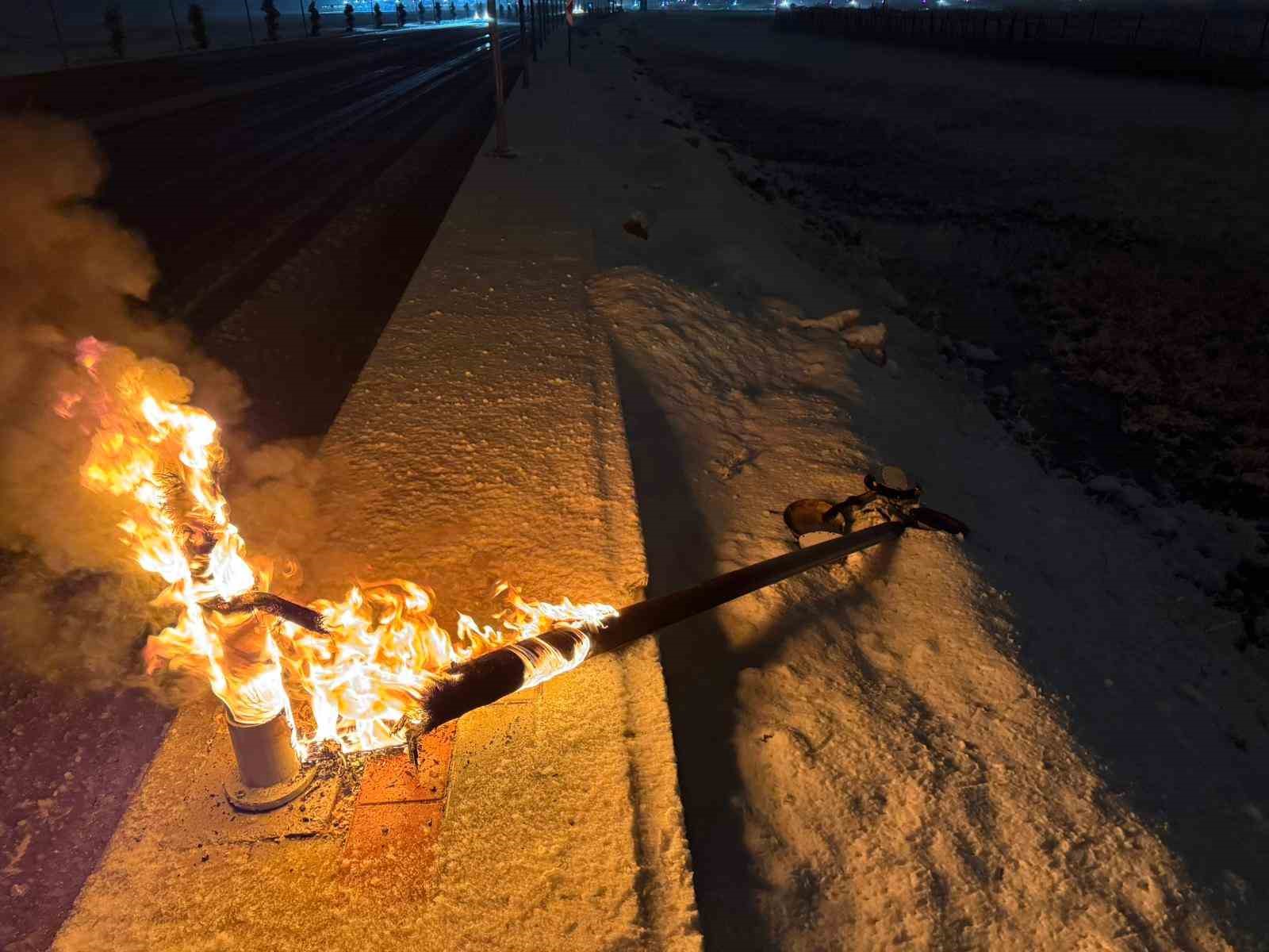 Van’da aydınlatma direği yandı
?v=1