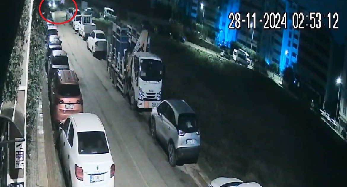 Otomobil ile çarpışan servis minibüsünün yan yattığı kaza kamerada: 8 yaralı
?v=1