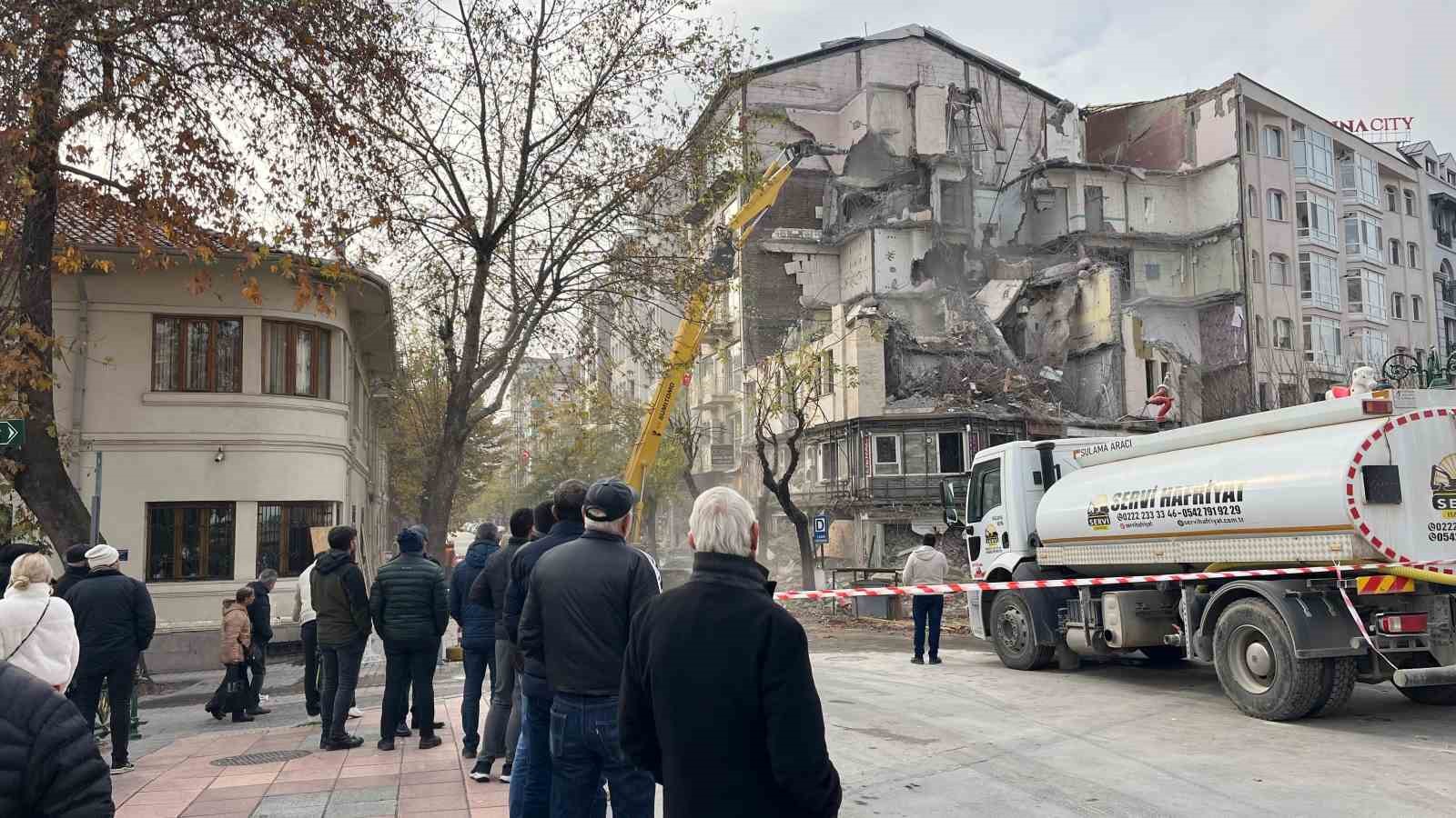 Eskişehir’de yıkım çalışması “kapalı gişe” devam ediyor
?v=1