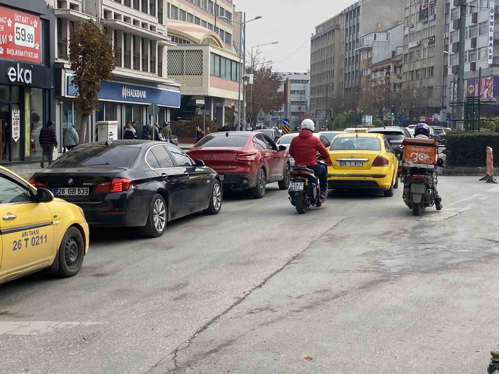 Yıkım için cadde kapatılınca kent trafiğini kilitlendi
?v=1