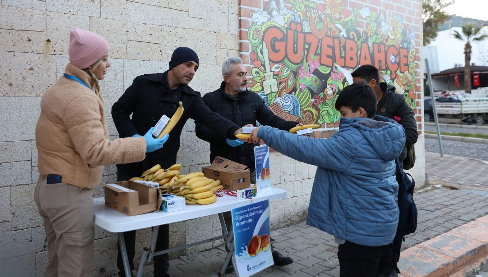 Güzelbahçe’de süt, poğaça ile birlikte öğrencilere kuruyemiş ve meyve de dağıtılacak
?v=1