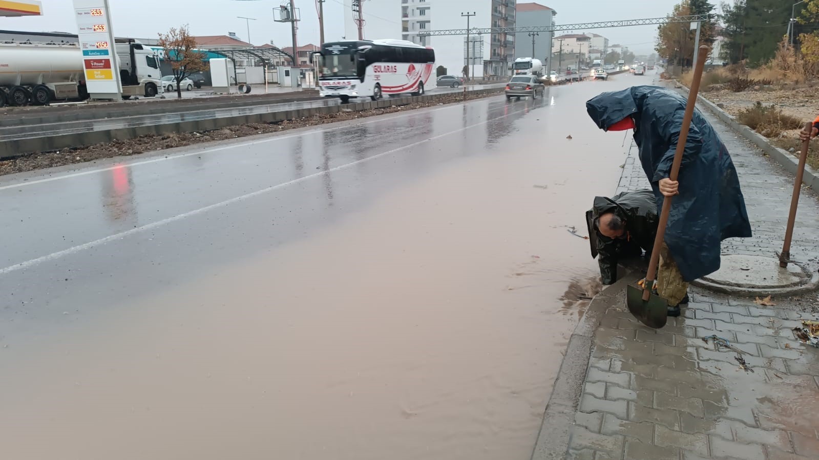 Gölbaşı Belediyesi, tıkanan mazgalları temizledi
?v=1