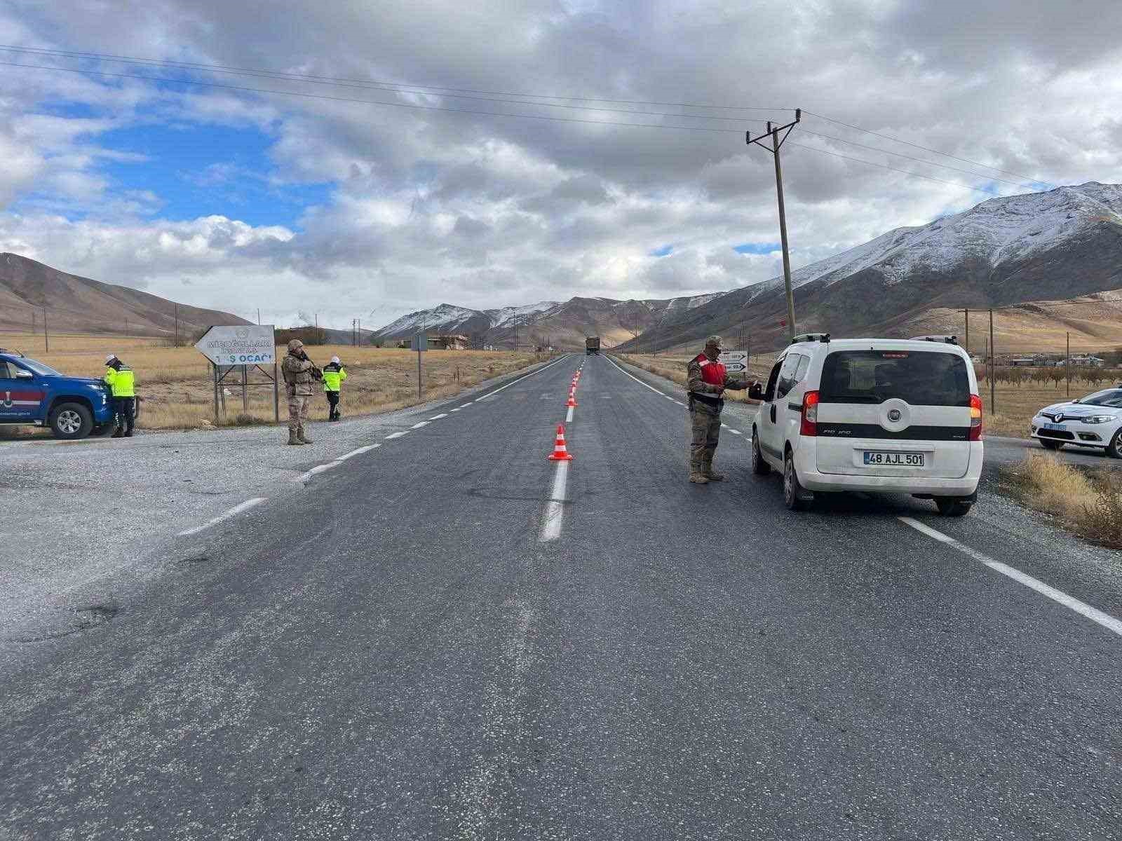 Van’da çeşitli suçlardan 14 kişi tutuklandı
?v=1