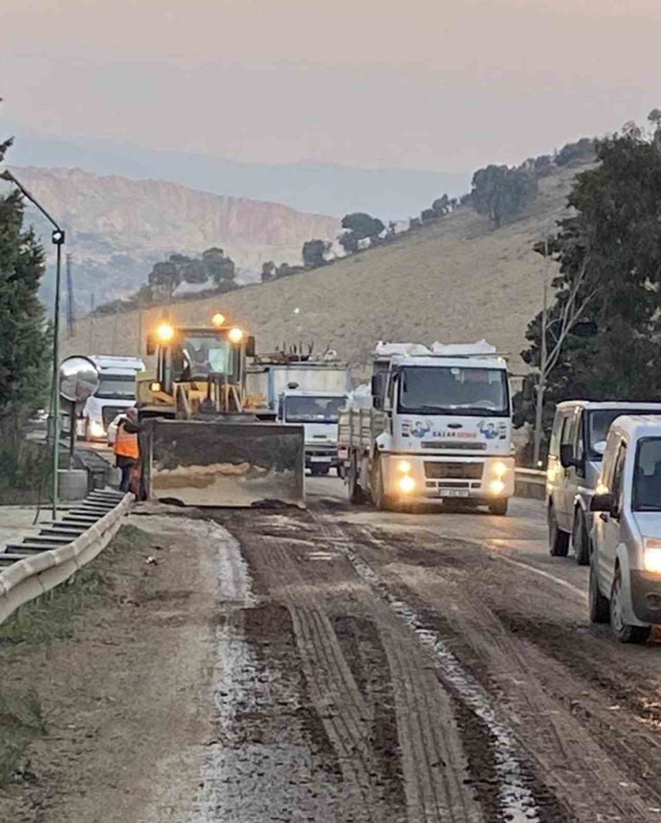 Yola dökülen zeytin posası ekipler tarafından temizlendi
?v=1