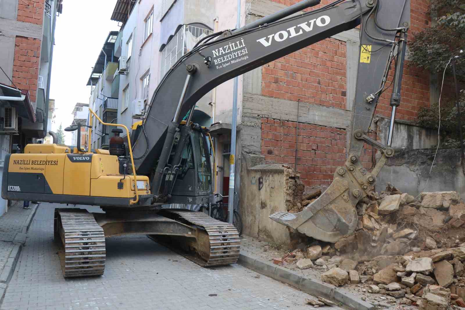 Nazilli’de metruk binaların yıkımı sürüyor
?v=1