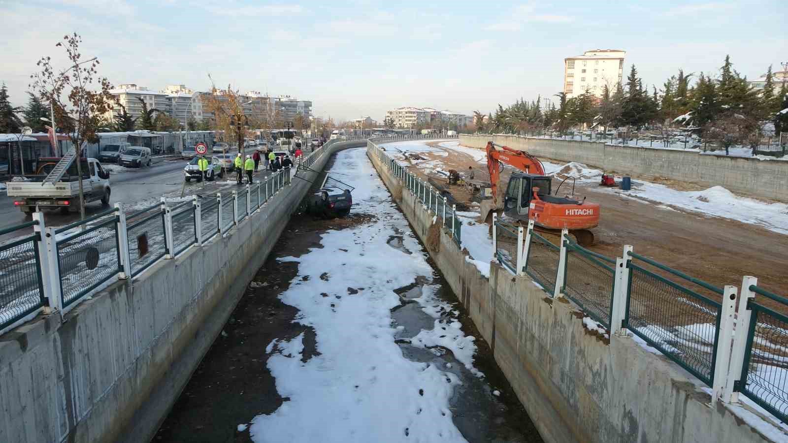 Sulama kanalına düşen Opel marka otomobilin sürücüsü yaralandı
?v=1