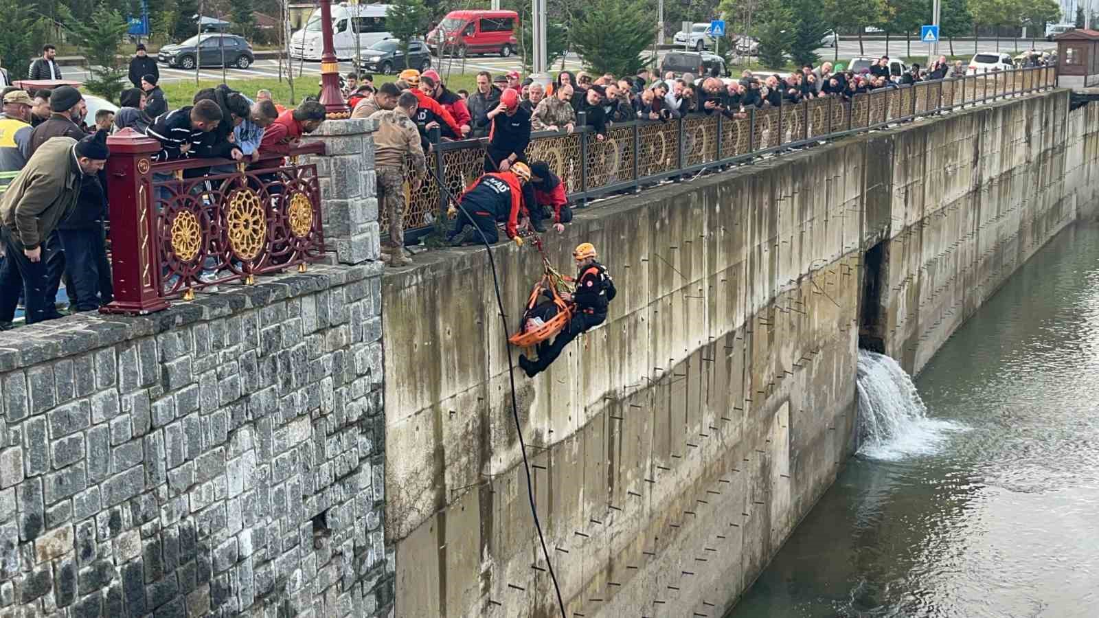 Rize’de öğrenci servisi ile çarpışan cip dereye uçtu: 10 yaralı
?v=1