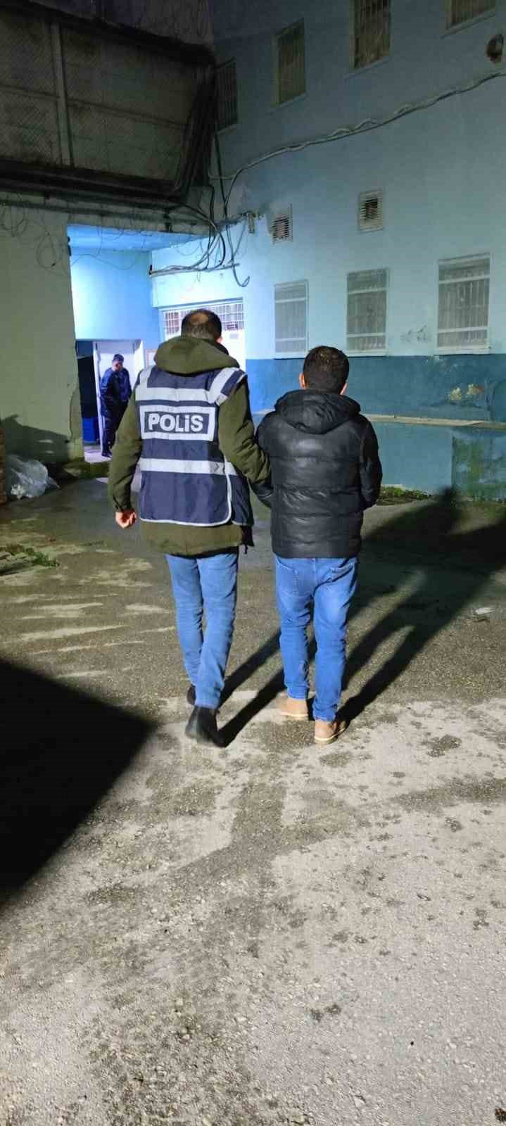 Kastamonu’da 6 yıl kesinleşmiş hapis cezası bulunan 2 hükümlü yakalandı
?v=1