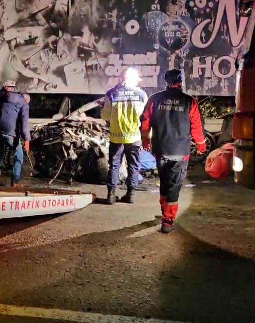 İzmir’de freni boşalan kamyon 7 aracı biçti: 3 ölü, 7 yaralı
?v=1