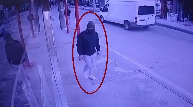 Maskeli sahte polis, terörle korkutup emeklileri dolandırdı...Gerçek polislere yakalandı
?v=1