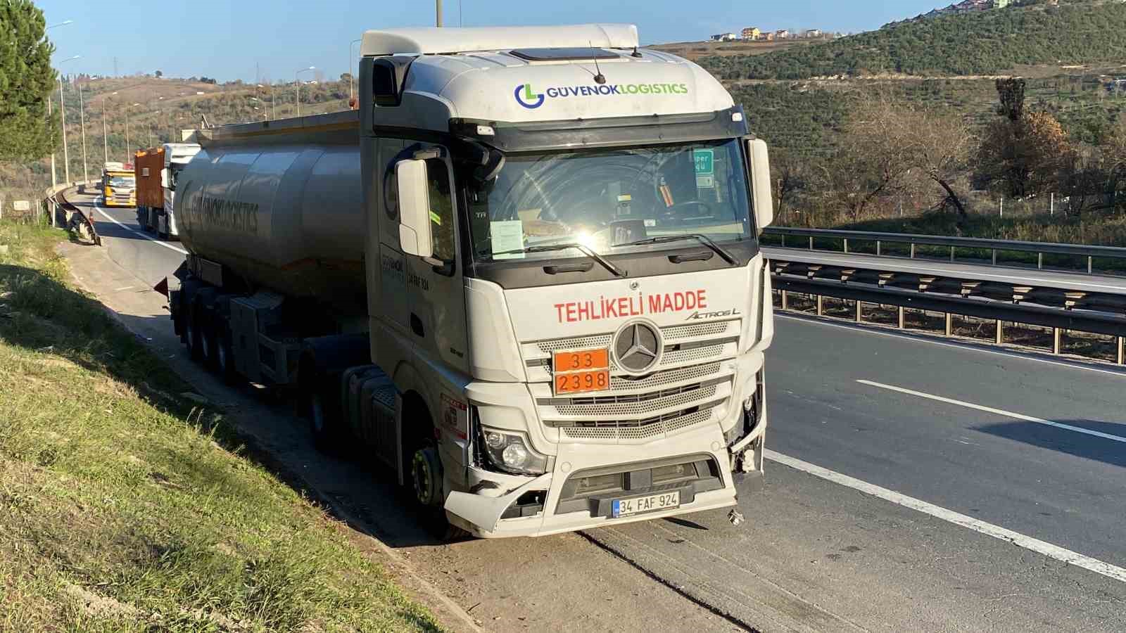 Kimyasal madde yüklü tanker kaza yaptı
