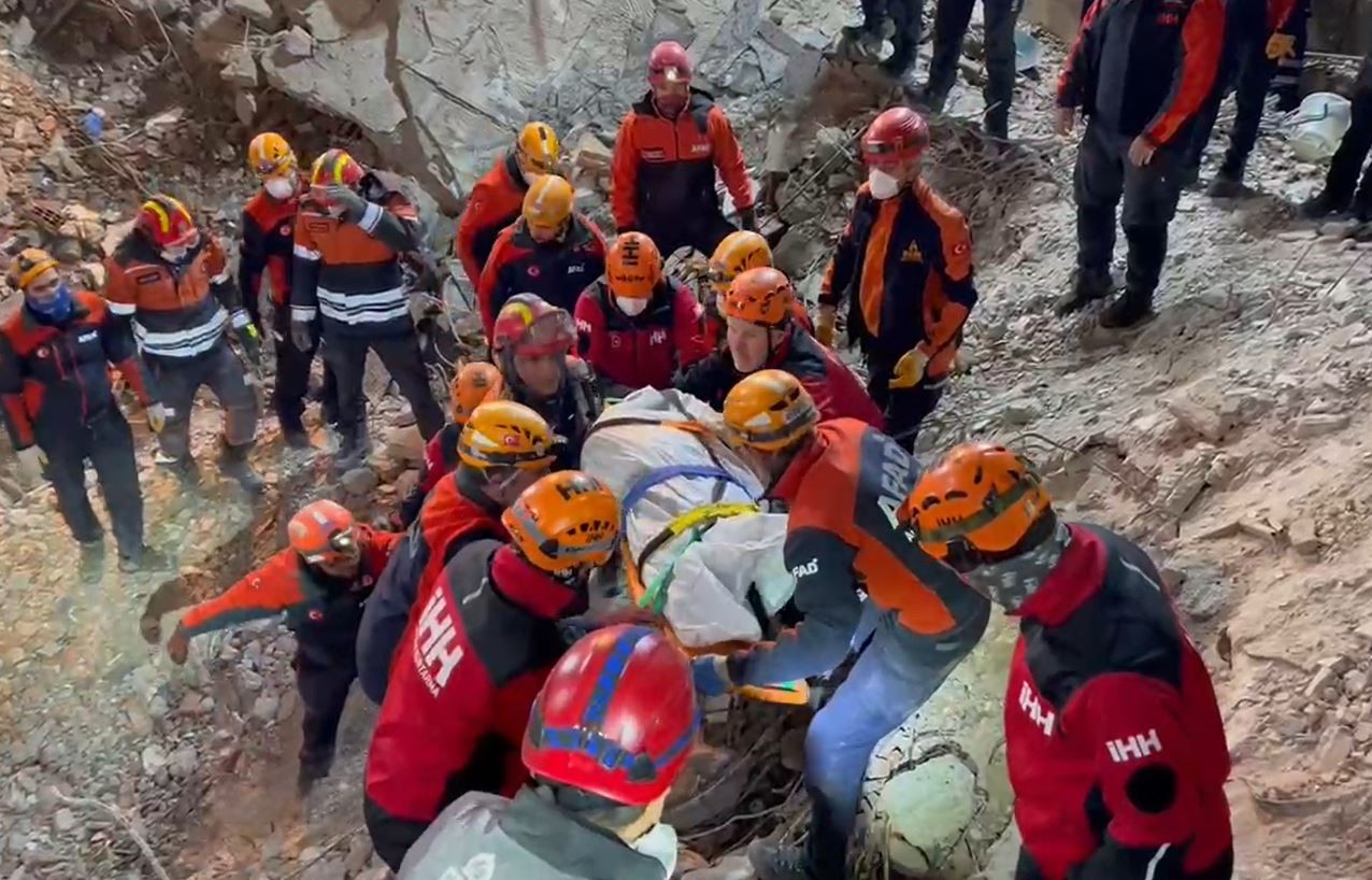 Güngören’de çöken binada enkaz altında kalan işçi çıkarıldı
?v=1