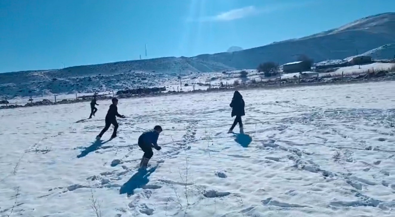 Iğdır’da kar yağışı sonrası çocuklar eğlenceli anlar yaşadı
