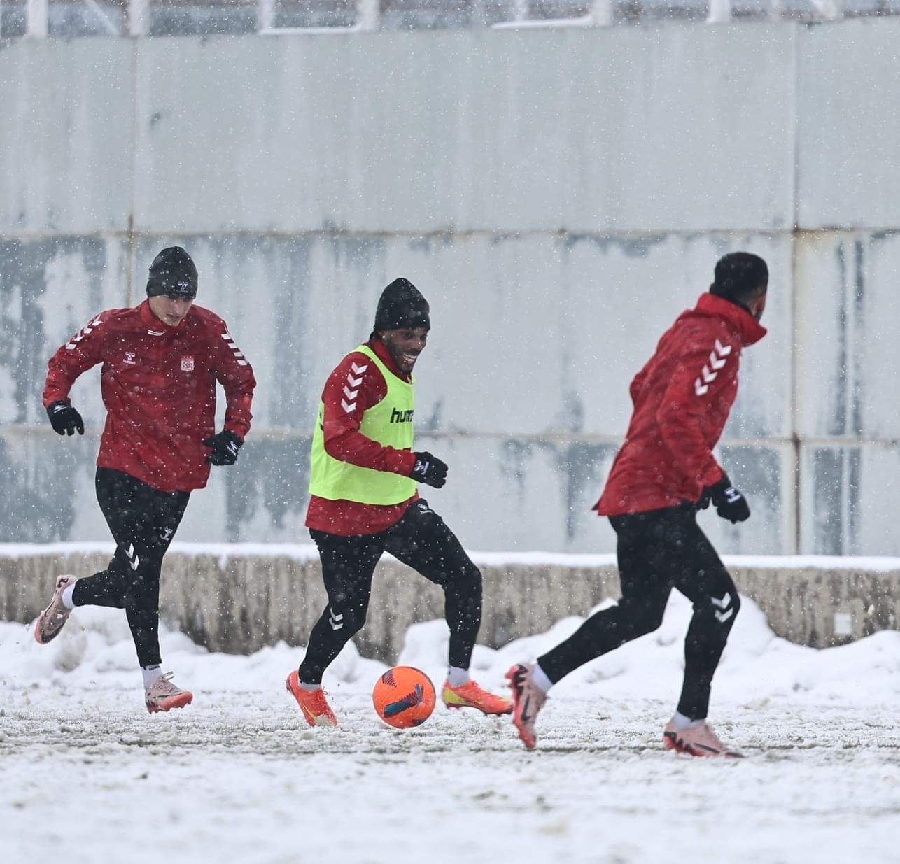 Sivasspor, yoğun kar altında çalıştı
