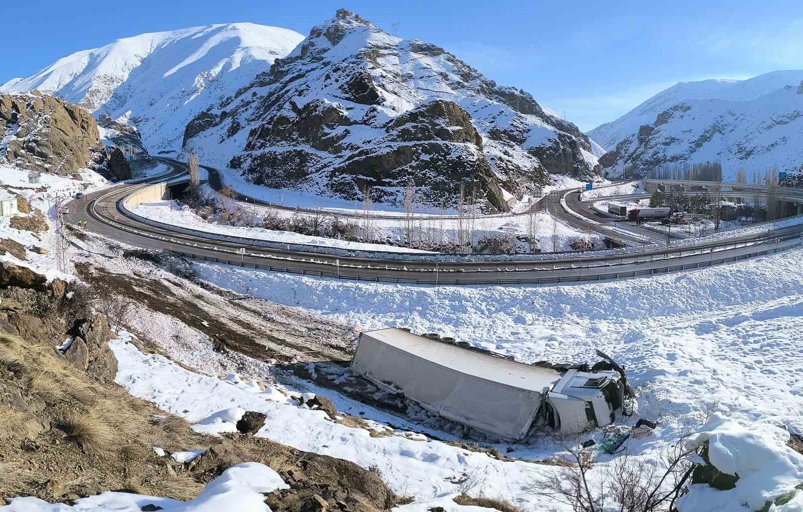 Oltu yol ayrımında bir kaza daha: TIR şarampole yuvarlandı
