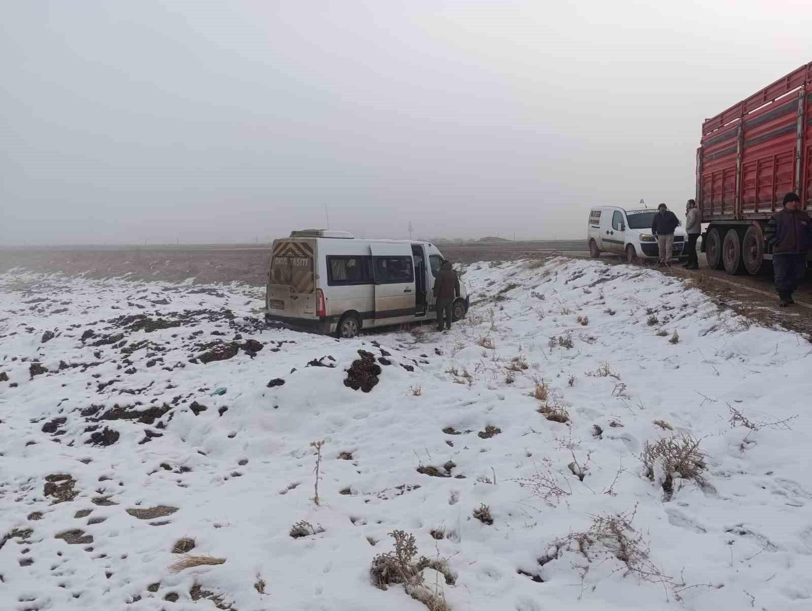 Öğrenci servisi ile tır çarpıştı: 1 yaralı
