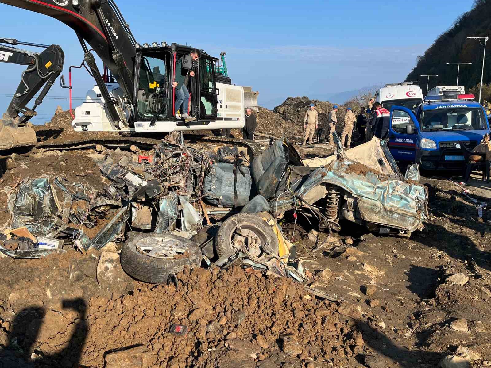 Artvin Valisi Turan Ergün:  4 kişinin cansız bedenine ulaştık; Cenazeleri çıkararak otopsi için hastanemize Arhavi Devlet Hastanesi’ne gönderildi 
