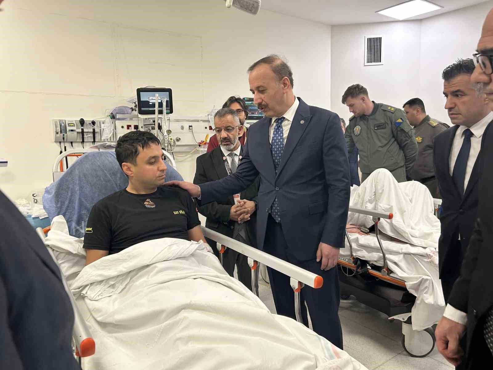 Isparta Valisi Erin kaza sonrası güvenli iniş yapan helikopterdeki 2 askeri hastanede ziyaret etti
