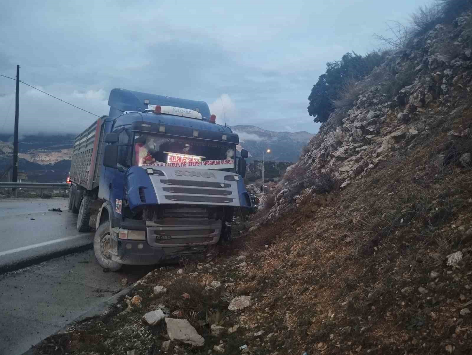 Isparta’da tır ve otomobil kafa kafaya çarpıştı: 3 yaralı
