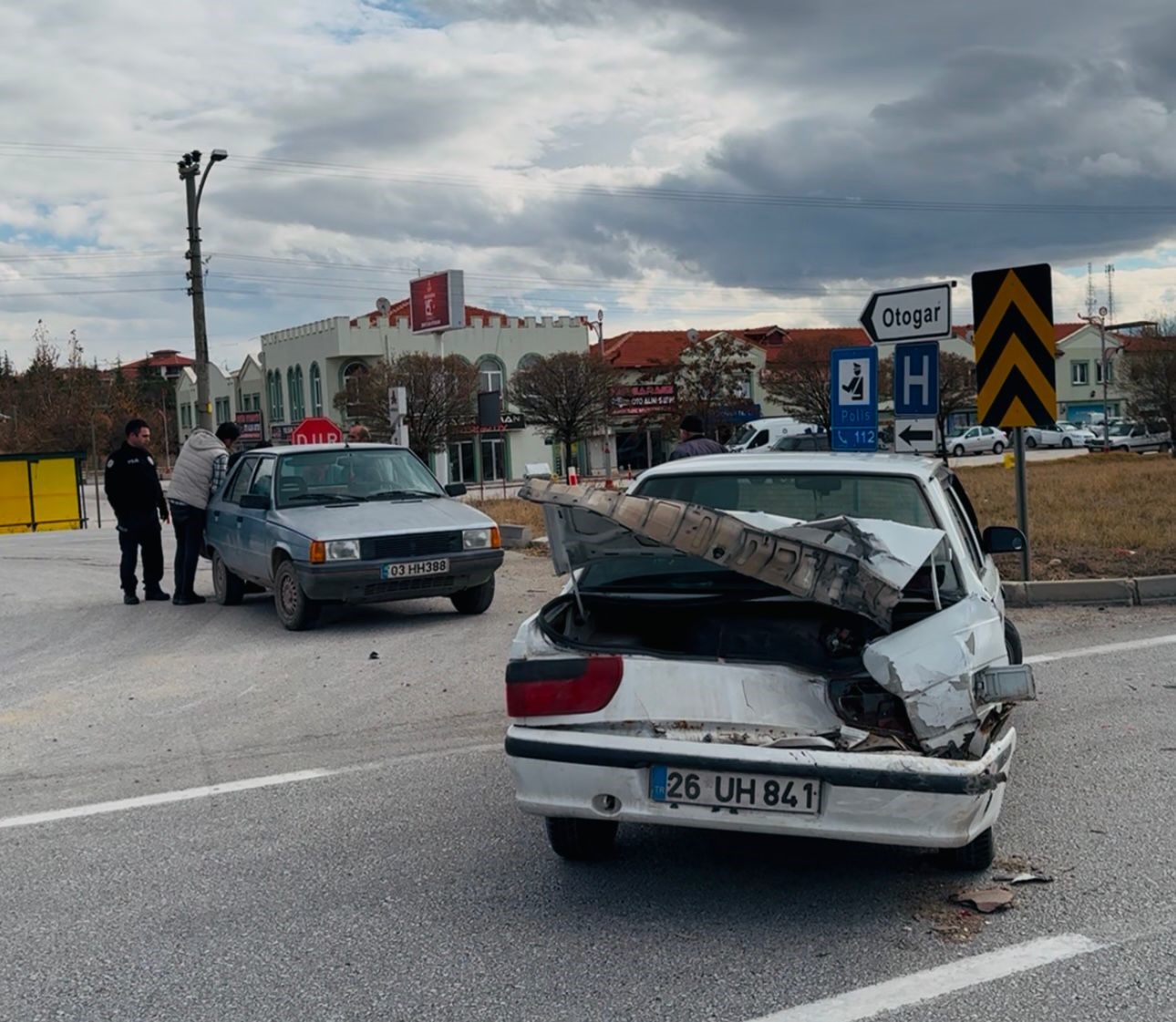 Otomobillerin hurdaya döndüğü kazada şans eseri 1 kişi yaralandı
