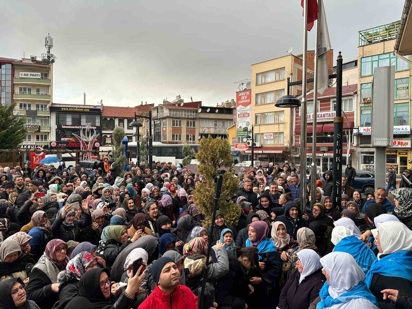 48 umre yolcusu kutsal topraklara doğru yola çıktı
