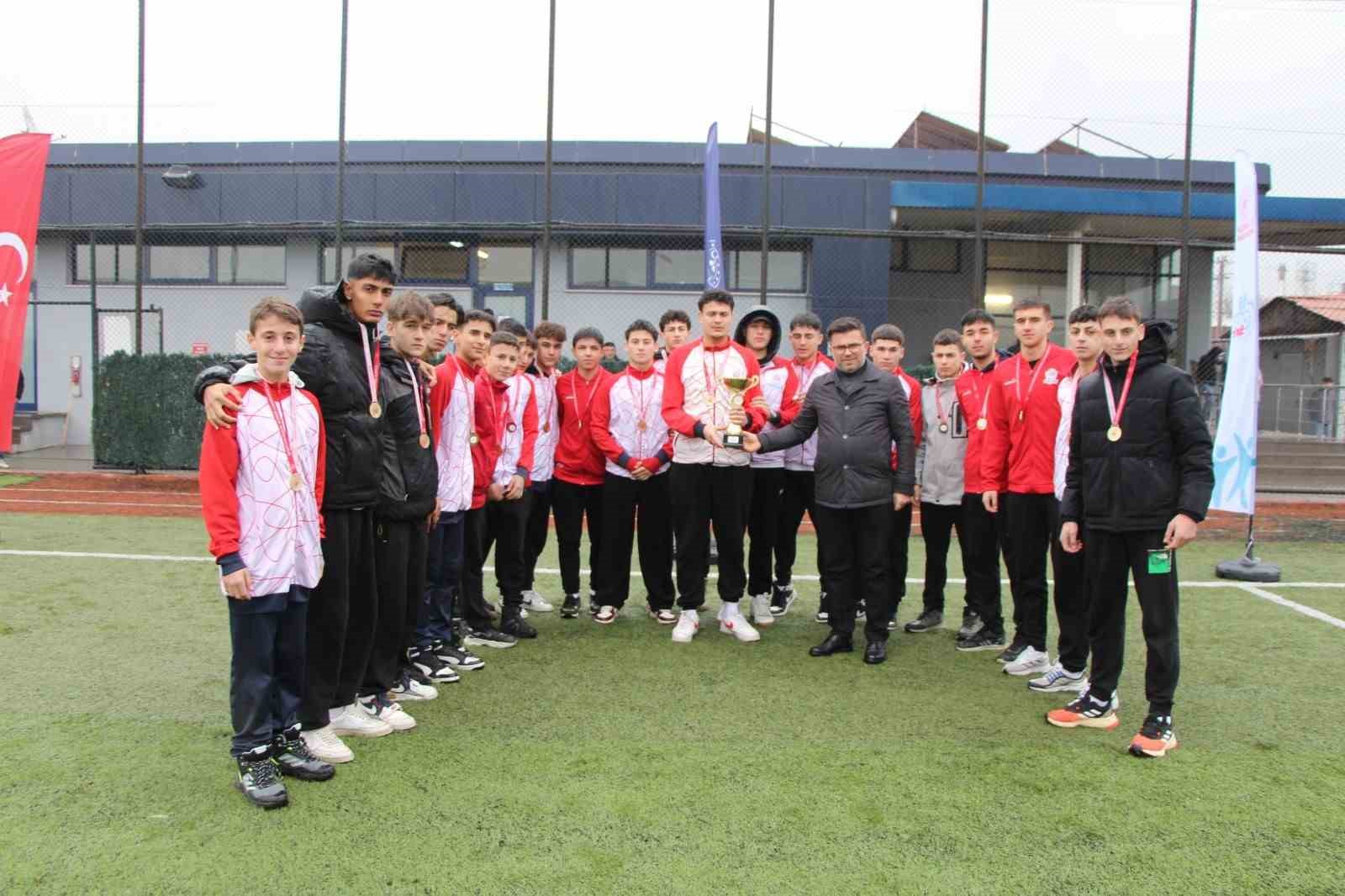 Genç erkekler futbolda şampiyon Düzce Spor Lisesi oldu
