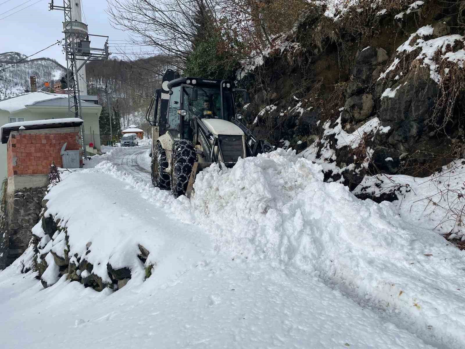 Trabzon’da kar nedeniyle kapanan mahalle yolları açılıyor
