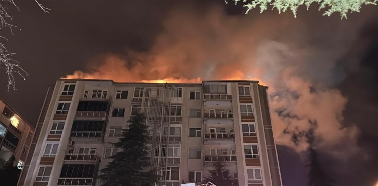 Uşak’ta apartmanın çatısında çıkan yangın söndürüldü