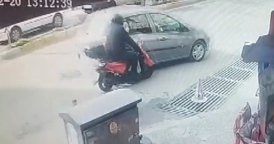 Motosiklete çarpıp kaçtı: Kaza güvenlik kameralarına yansıdı
