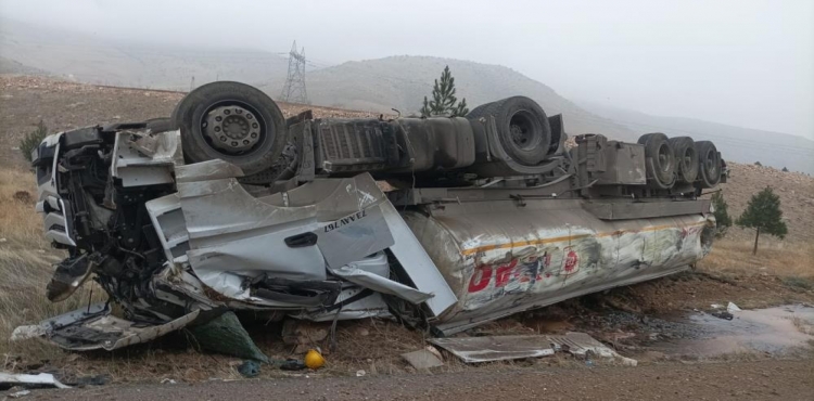 Batman’da petrol yüklü tır devrildi: 1 yaralı