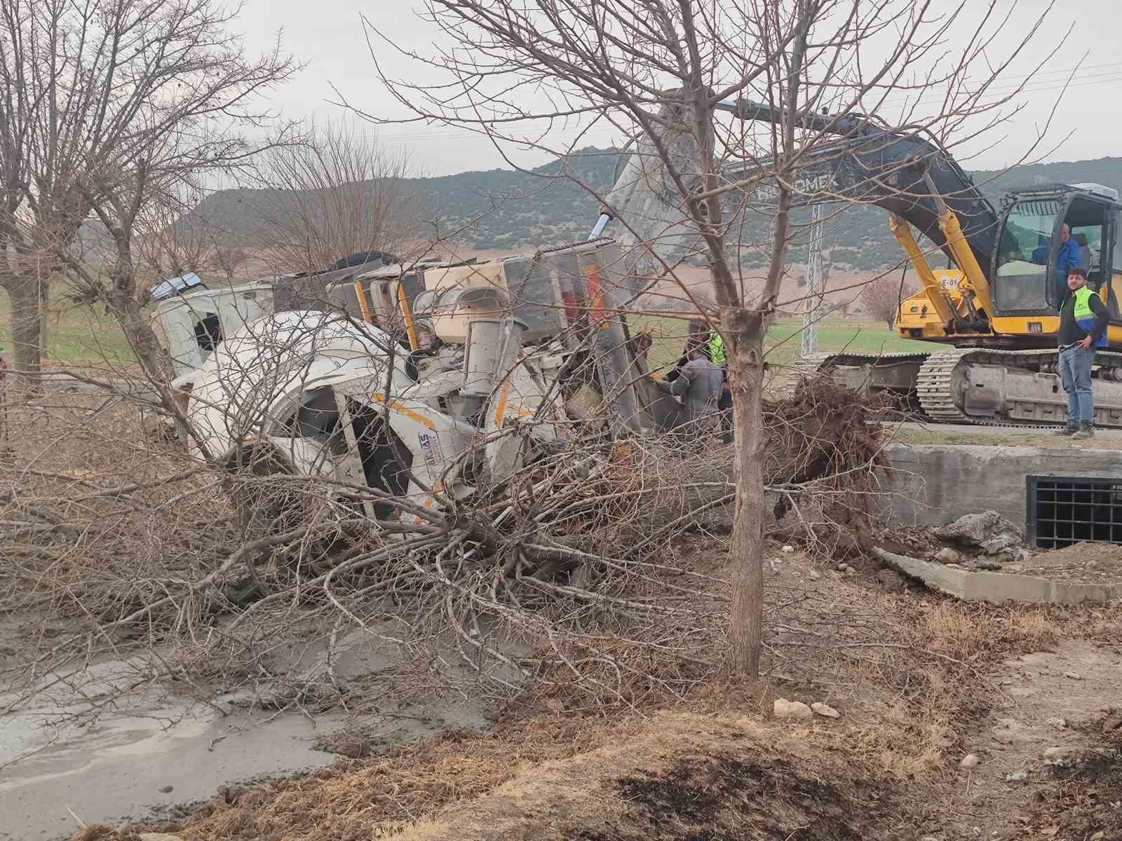 Adıyaman’da beton mikseri devrildi
