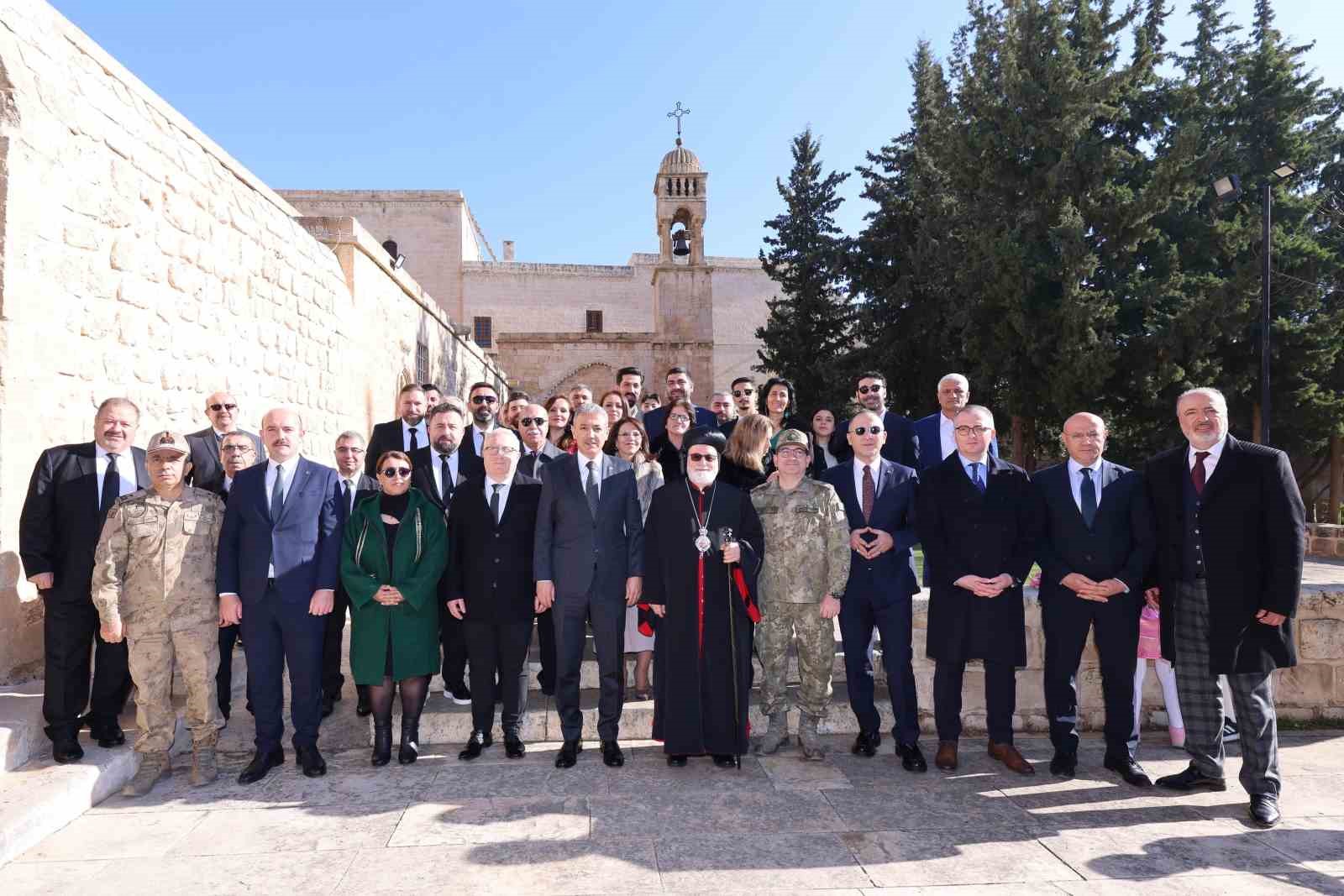 Mardin Valisi Akkoyun, Süryanilerin Doğuş Bayramı’nı kutladı
