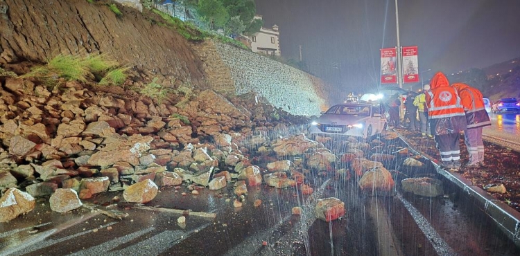 Bodrum’da istinat duvarı karayoluna çöktü: Düşen kayalar otomobile çarptı