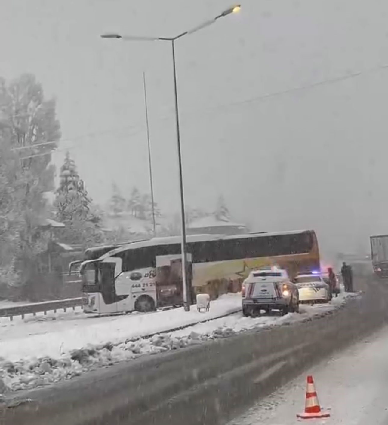 Elazığ’da yoğun kar yağışı trafiği felç etti: Kazalar ardı ardına geldi
