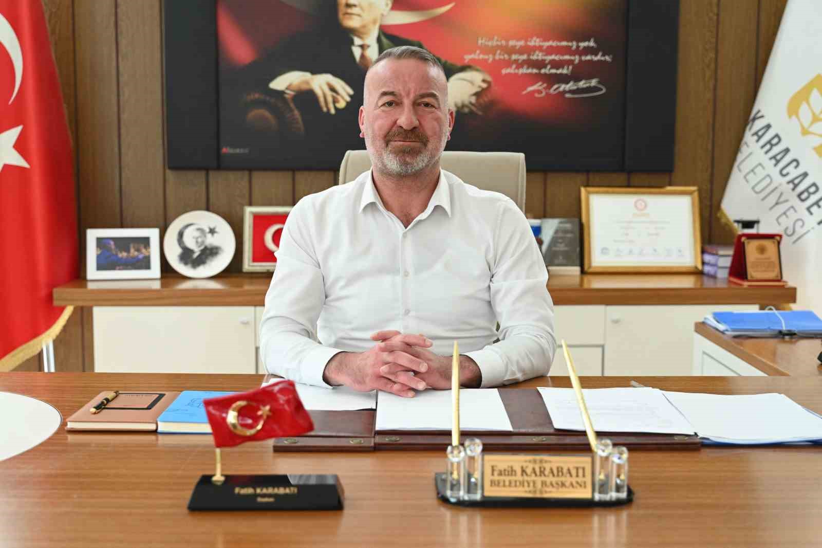 Karacebey Belediye başkanı Fatih Karabatı, 2025 yılına girerken bir mesaj yayımlayarak ilçe halkının yeni yılını kutladı
?v=1