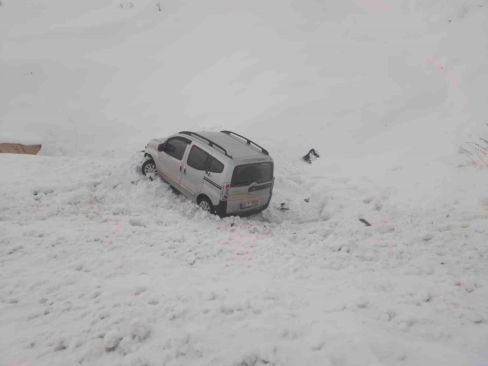 Bingöl’de araç şarampole yuvarlandı: 3 yaralı
?v=1