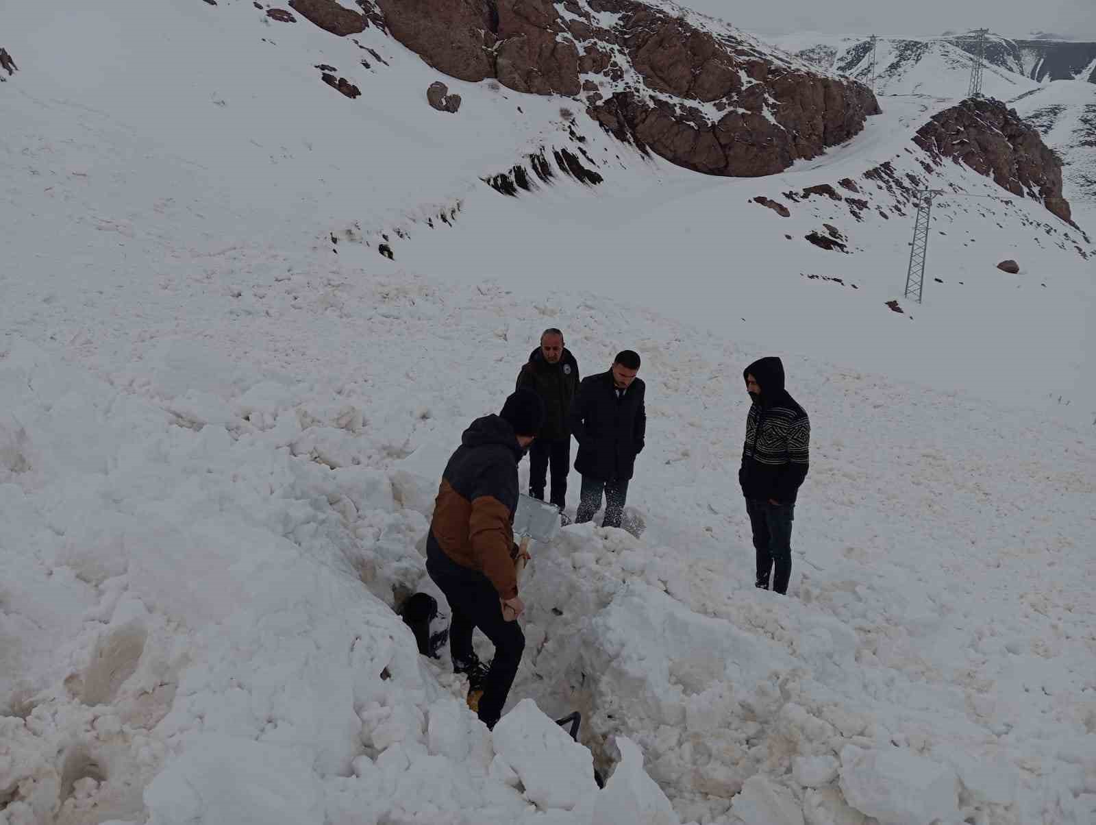 Şırnak’ta çığ düştü, kepçe operatörü ölümden döndü
?v=1