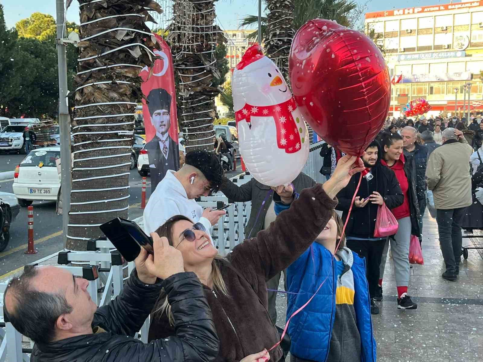 Aydınlılar yeni yıla yapay kar yağışı altında giriyor
