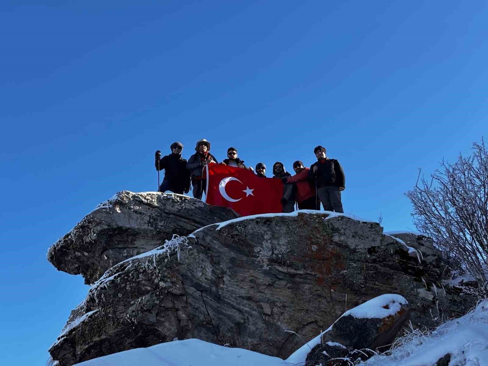 Kırşehir’de dağcılar Gönül Dağı’na çıkarak Türk bayrağı açtı
?v=1