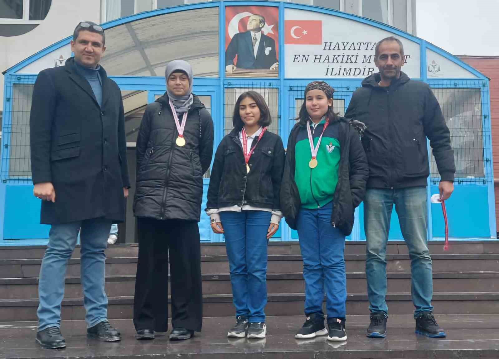 Eskişehir Orgeneral Halil Sözer Ortaokulu ‘Kick Boks’ müsabakalarında 4 madalya kazandı
?v=1