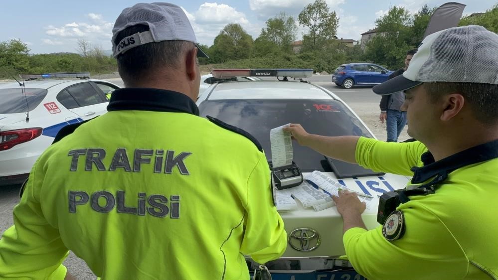 Düzce’de denetimlerde 4 bin 895 araç trafikten men edildi
?v=1