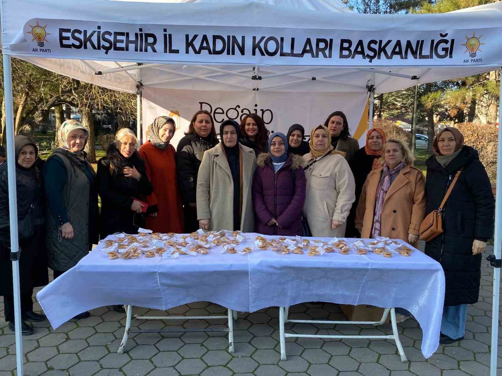 AK Parti Eskişehir Kadın Kolları üyeleri kandil simidi dağıttı
?v=1