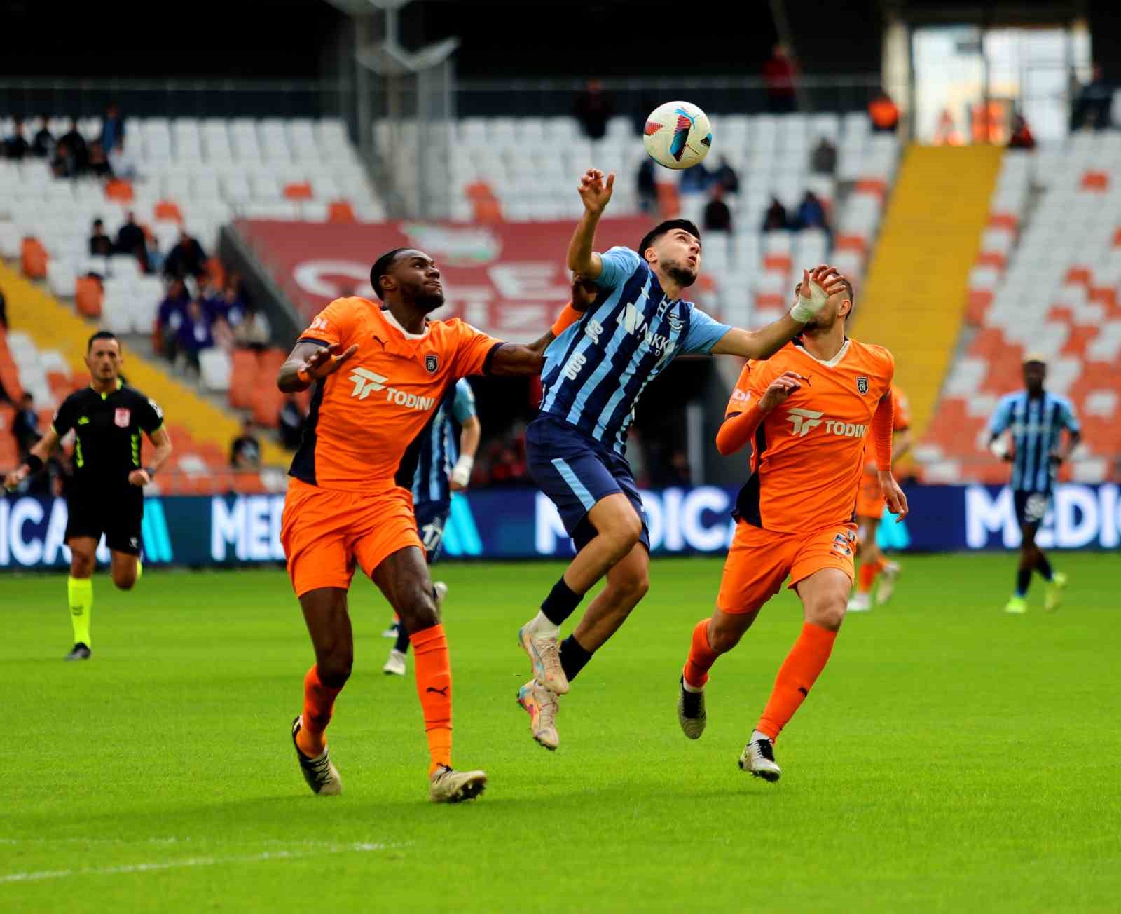 Trendyol Süper Lig: Adana Demirspor: 0 - Başakşehir: 1 (İlk yarı)
