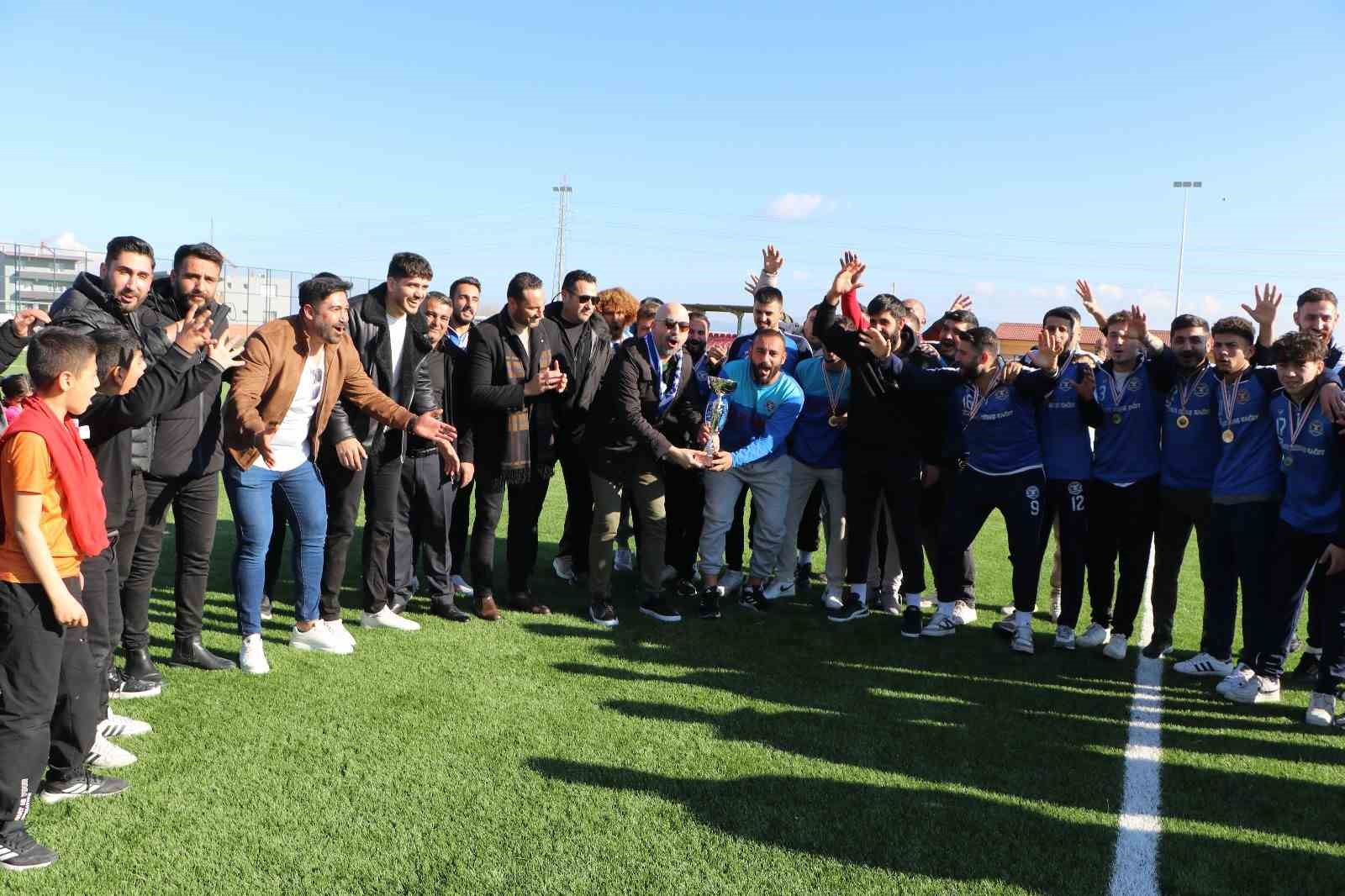 Sazlıspor, şampiyonluk kupasını Başkan Arıkan’ın elinden aldı
?v=1