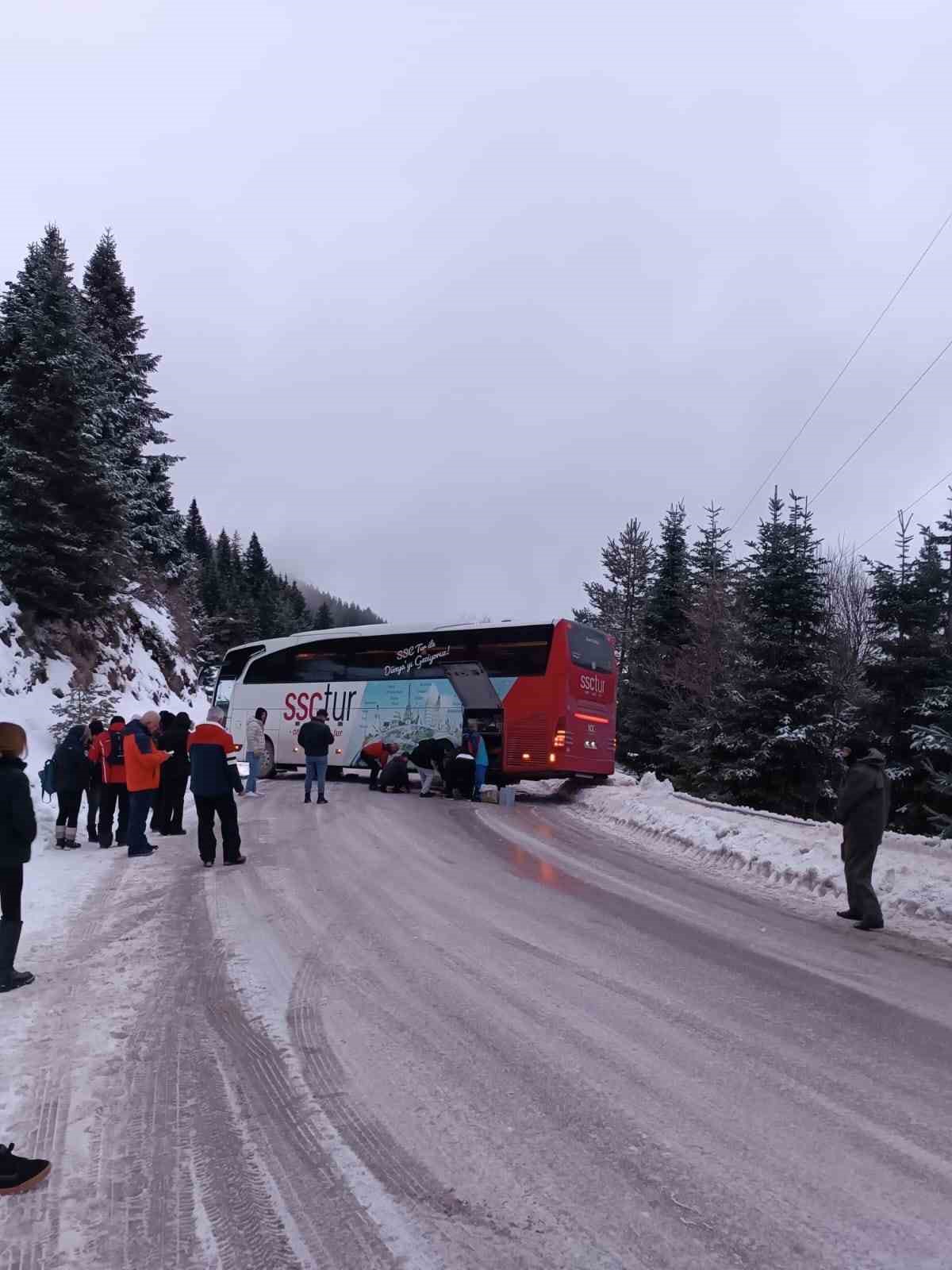 Kartalkaya yolunda kontrolden çıkan yolcu otobüsü yolu kapattı
?v=1