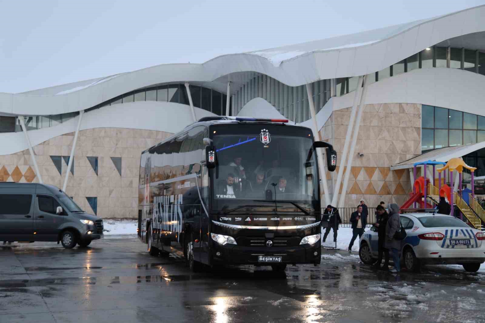 Beşiktaş’ı Sivas’ta az sayıda taraftar karşıladı
?v=1