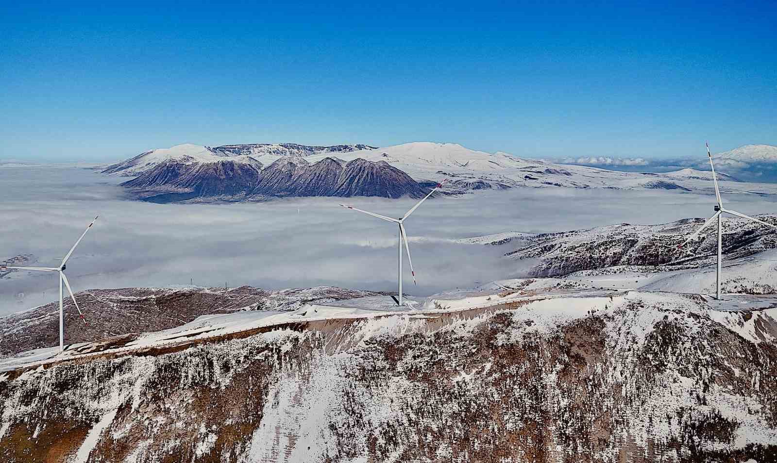 Bitlis’teki rüzgar güllerinin sisli dağlarla görüntüsü mest ediyor
?v=1