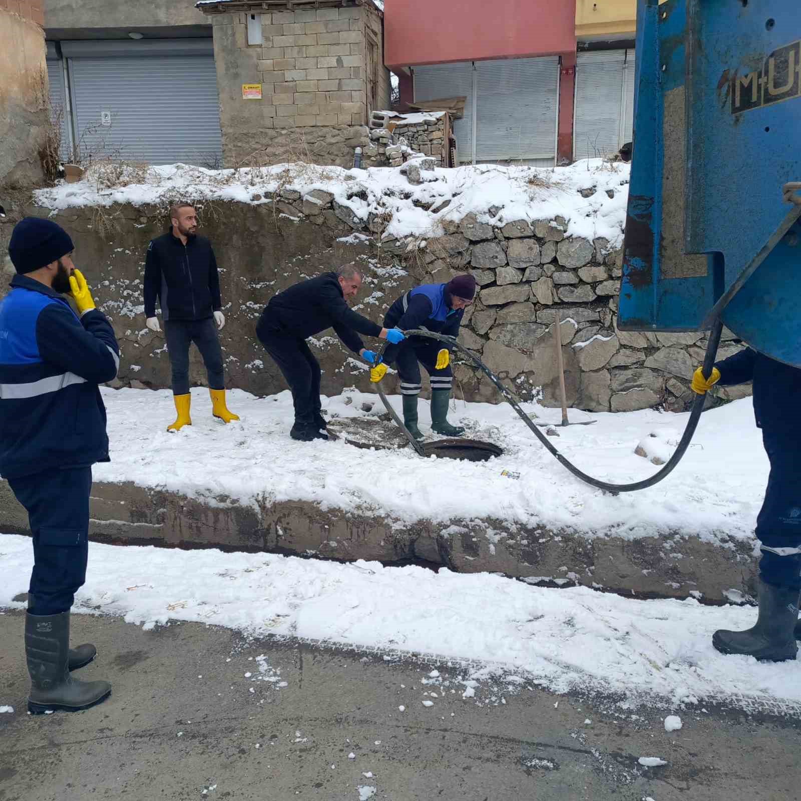 Dondurucu soğukta 11 kanalizasyon arızası giderildi
?v=1