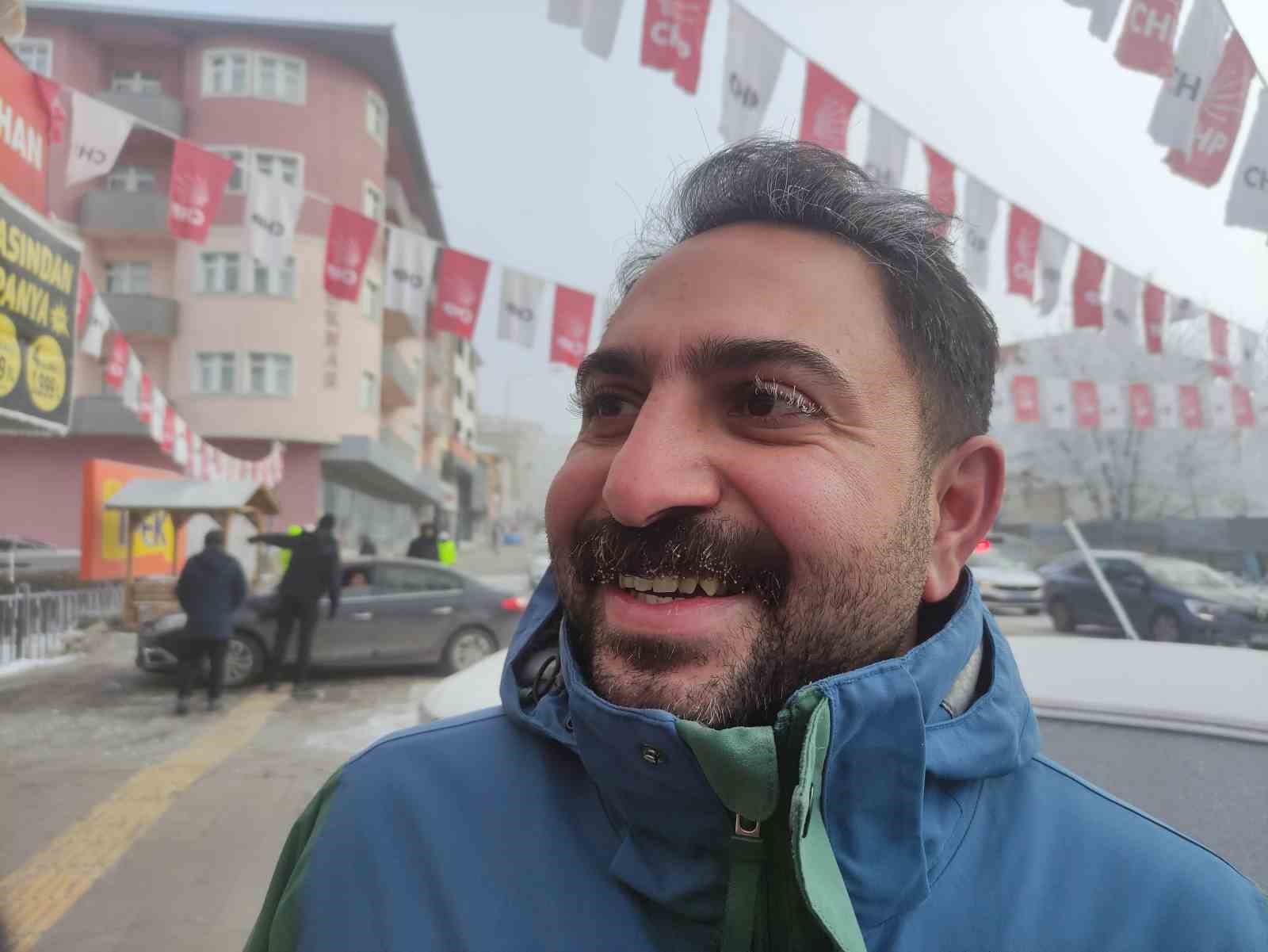 Soğuktan kaşları ve kirpikleri dondu
?v=1